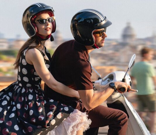 Емілі в Парижі: від насмішок до французької честі