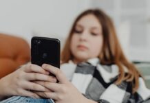 Australia zwiększa presję na media społecznościowe, wprowadzając zakaz dla użytkowników poniżej 16 roku życia