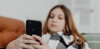 Austrálie zvyšuje tlak na sociální sítě se zákazem uživatelů mladších 16 let