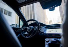 Waymo зупинив роботу в чотирьох містах після того, як повені застали водіїв зненацька