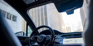 Waymo остановил работу в четырёх городах после того, как наводнения застали водителей врасплох