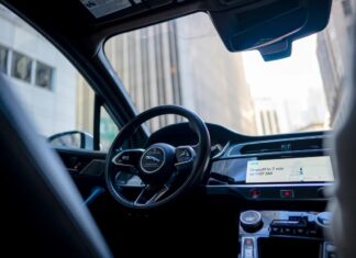 Waymo зупинив роботу в чотирьох містах після того, як повені застали водіїв зненацька