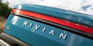 Rivian fa causa al governo per recuperare le tariffe incostituzionali sui veicoli elettrici